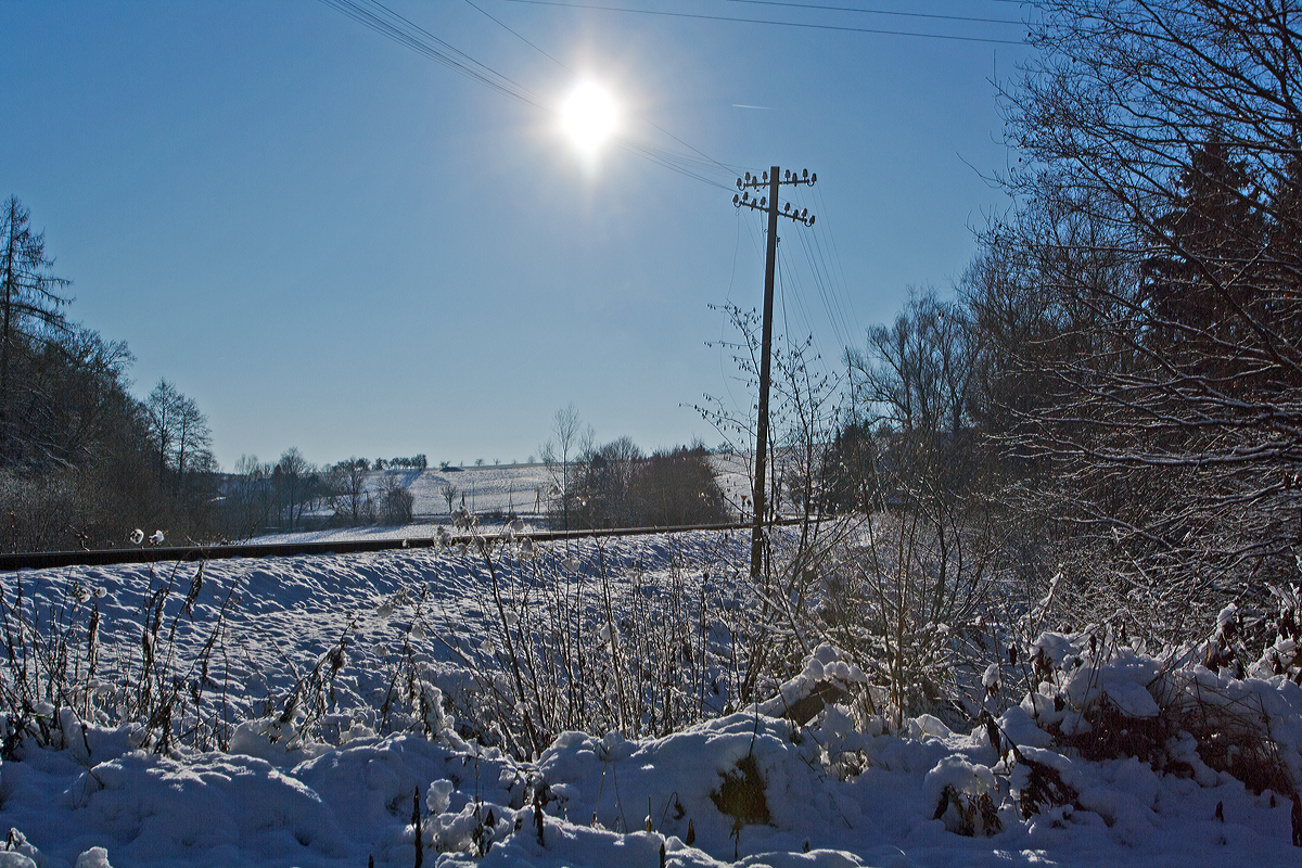 
Eine winterliche Impression mit vollem Gegenlicht an der Oberwesterwaldbahn  (Bahnstrecke Au - Altenkirchen) in Obererbach am 28.12.2014.
