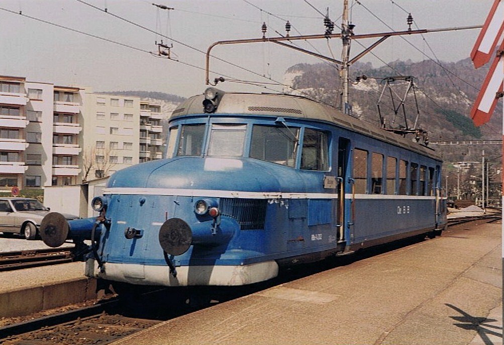 Einen  Roten Pfeil  lackierte die OeBB blau. Dieser besorgt den Verkehr auf der OeBB Strecke von Balsthal nach Oensingen.
Hier wartet der  Blaue Pfeil  in Oensingen auf Fahrg�ste nach Balsthal.
April 1985
