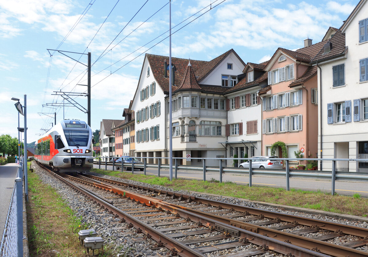 Einfahrt des SOB 526 044 als S6 Rapperswil - Uznach - Schwanden (Glarus) in Schmerikon, vor den malerischen Häusern dieses typischen See-Städtchens. 9.Juli 2021 