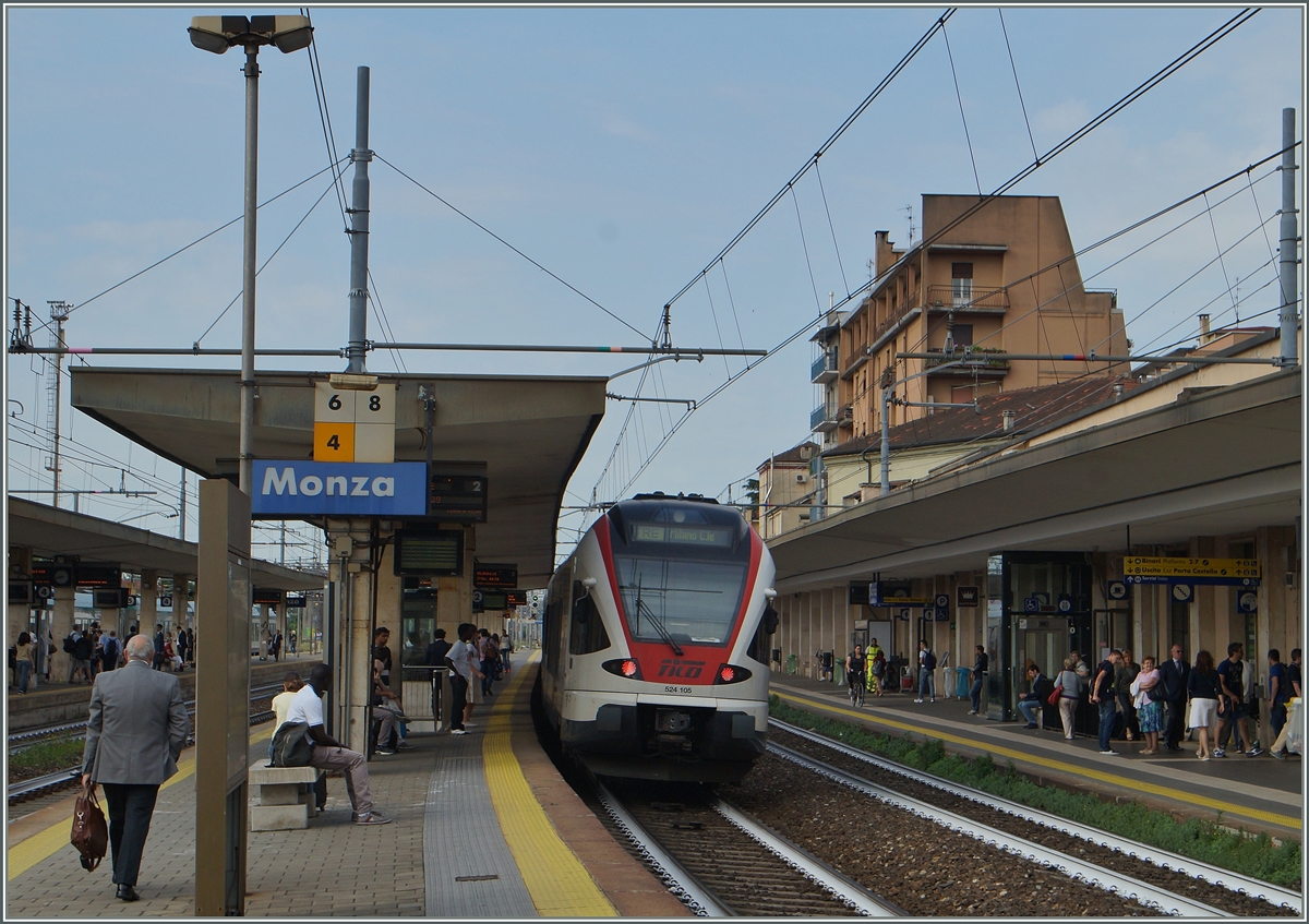 Einige Flirts fahren von Norden her über die Grenze bis nach Milano Centrale und man staunt wie schnell die Flirts dort unterwegs sind, so das die Bezeichenung ETR 524 schon ihre Berechtigung hat.
Monza, den 22. Juni 2015