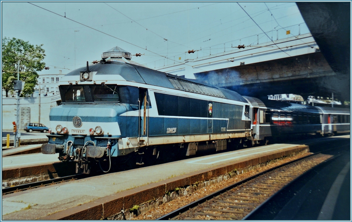 Einige wenige Schnellzüge der Linie 4 Basel - Paris Est verkehrten bis und ab Basel SBB mit Dieseltraktion, sonst wurde in der Regel in Mulhouse oder Belfort umgespannt. 
Das Analog-Bild zeigt die SNCF CC 72063 mit einem IC bei der Abfahrt in Bâle SNCF.
Mai 1999