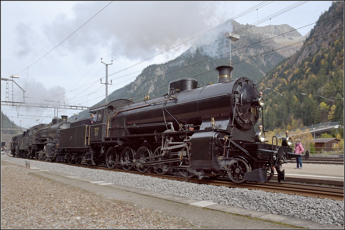 Elefanten am Gotthard. C 5/6 2978 und 2969 rangieren wieder zum Zug. Als dritte im Bunde ist B 3/4 1367 hinten angeh�ngt. G�schenem, Oktober 2017
