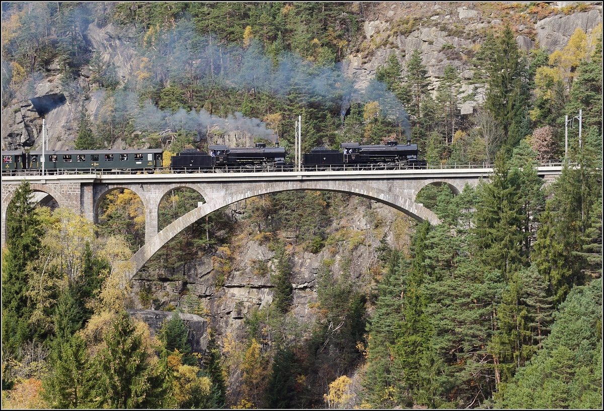 Elefanten am Gotthard. C 5/6 2978 und 2969 auf der mittleren Meienreussbrücke oberhalb Wassen. Oktober 2017.