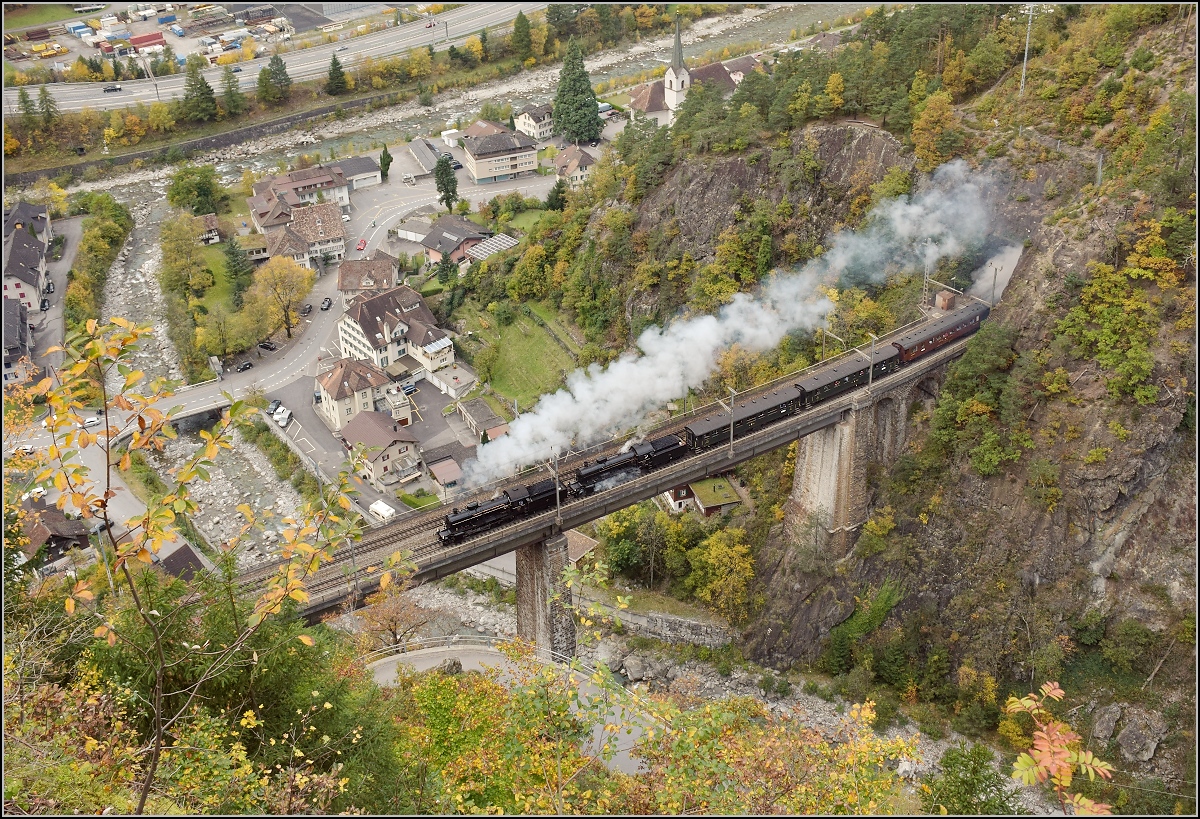 Elefanten am Gotthard. C 5/6 2978 und 2969 auf der Chärstelenbachbrücke oberhalb Amsteg. Oktober 2017.