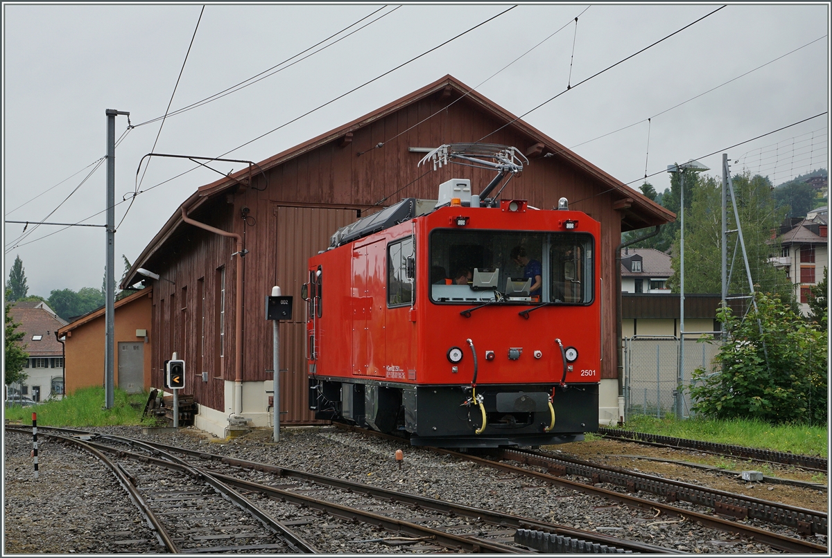 Endlich malt mit gehobenem Stromabnehmer konnte ich die MVR HGem 2/2 2501 in Blonay fotografieren.
21. Juni 2016