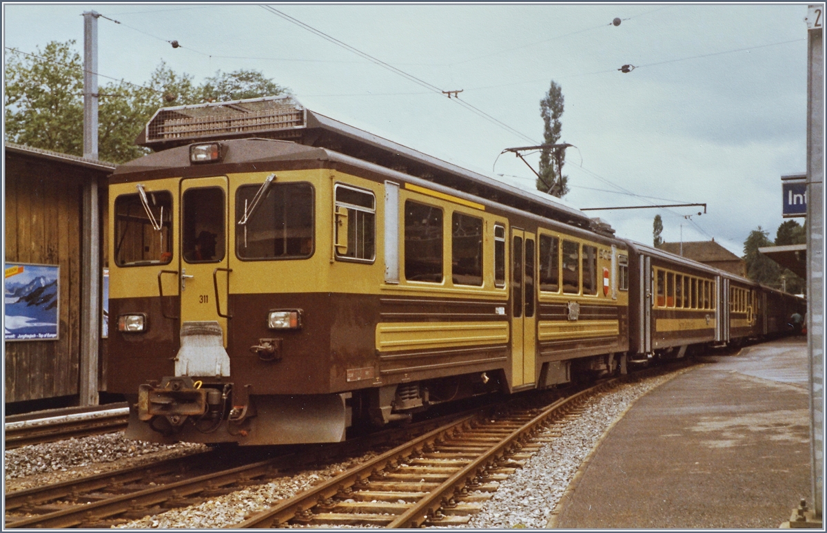Es ist allgemein bekannt, dass die BOB führer Braun/Créme gefärbt war, doch ich wusste nicht, dass auch die  neuen  ABeh 4/4 II noch im Braun-Créme Anstrich verkehrten, bis ich dieses Bild in meinem Archiv fand. Der ABeh 4/4 311 habe ich Sommer 1987 in Interlaken Ost fotografiert. (Analoges Bild)
