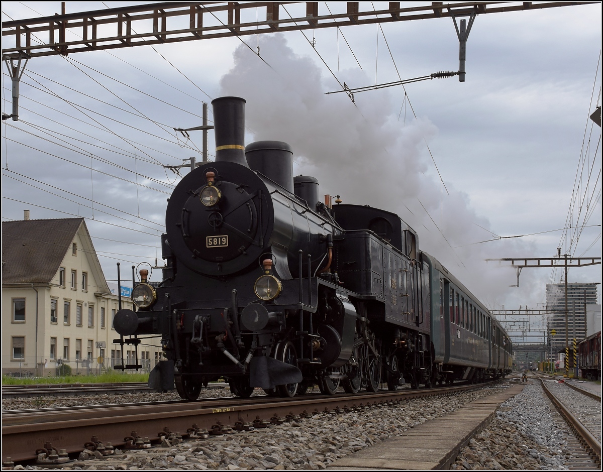 Fahrleitungsst�rung nannte sie die Veranstaltung, um an die Dampfreserve in Olten f�r solche F�lle zu erinnern. Durchfahrt des Sonderzugs in Pratteln mit Eb 3/5 3819. Die bekannte Stelle in der G�terstrasse sorgt f�r spannende Bilder. April 2019.