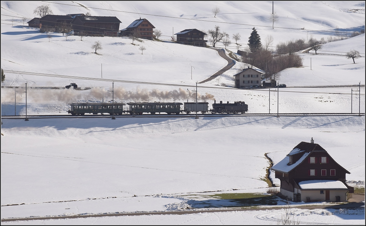 Fahrt durch Hasle im Entlebuch oder auch Bilderbuch mit Eb 3/5 5810. Februar 2019.