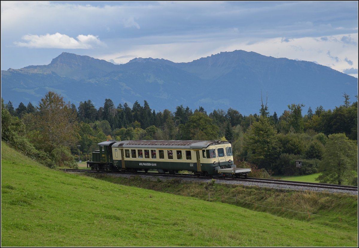 Fahrtag Wolfhuuser Bahn.

Tm 2/2 111 beim Gehöft Büel am Ortsende Bubikon. Oktober 2021.