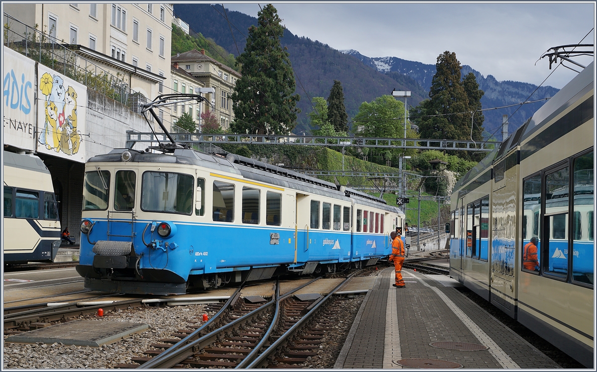 Flankiert von den beiden noch bei der MON MVR verbliebemem GTW Be 2/6 7001 und 7004 fährt der MOB ABDe 8/8 4002 VAUD in die Abstellanlage von Montreux.
17. April 2017