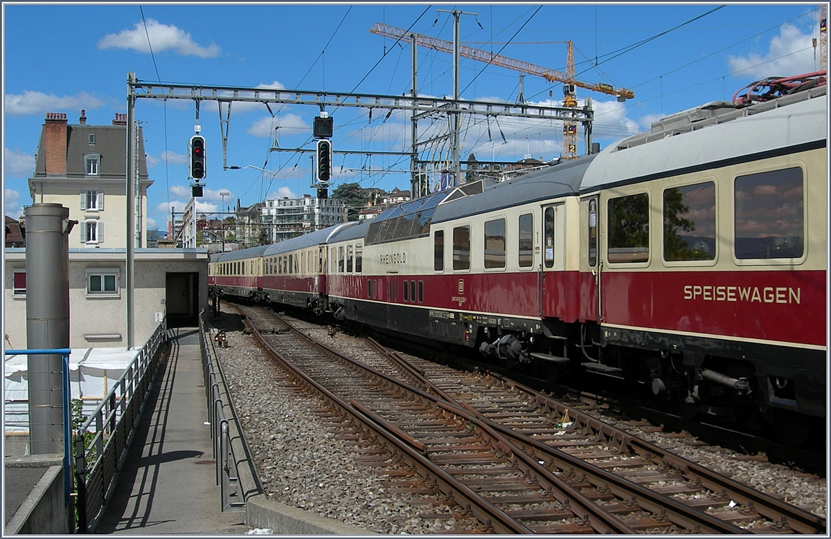 F�r einen kurzen Augenblick kehrte die eleganz des gediegen Reisen und der Rheingold auf seiner alten Stammstrecke nach in Lausanne zur�ck... Der TEE Rheingold verkehrte vom 30. Mai 1965 bis zum 22. Mai 1982 von Gen�ve nach Hoek van Holland bzw. Amsterdam und bediente dabei auch Lausanne. 18. April 2017