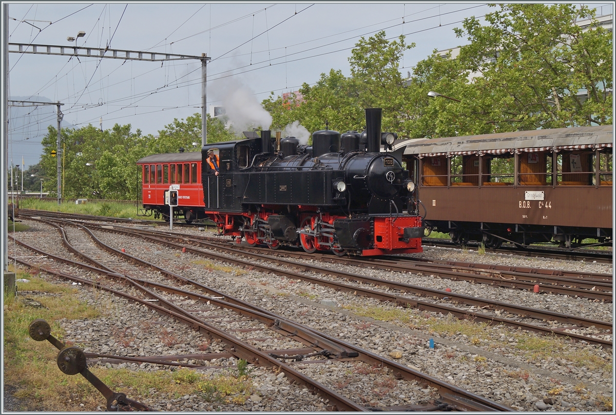 Für eine grössere Gesellschaft führt die Blonay-Chamby Bahn einen Extrazug von Vevey nach Chaulin. Hier wird die aus Chaulin in Vevey eingetroffene und ins Bahnhofsvorfeld rangierte Komposition von der G 2x 2/2 105 umfahren.

20. Juni 2021