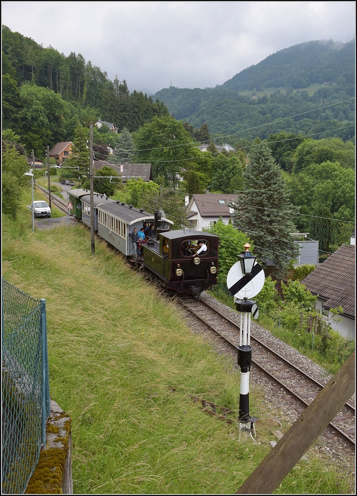 G 3/3 6 mit BAM-Nummer und einem kurzen bunten Personenzug in Blonay. Juni 2017.