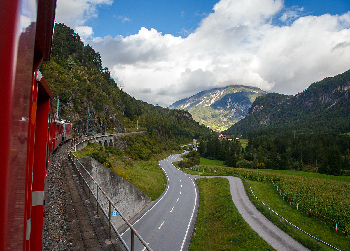 Gezogen von der RhB Ge 4/4 III 651  Fideris  fährt unser IR-Zug am 12.09.2017 auf der Albulalinie in Richtung St. Moritz. Hier befinden wir uns gerade zwischen Surava und Alvaneu, zum berühmten Landwasserviadukt ist es nicht mehr weit.