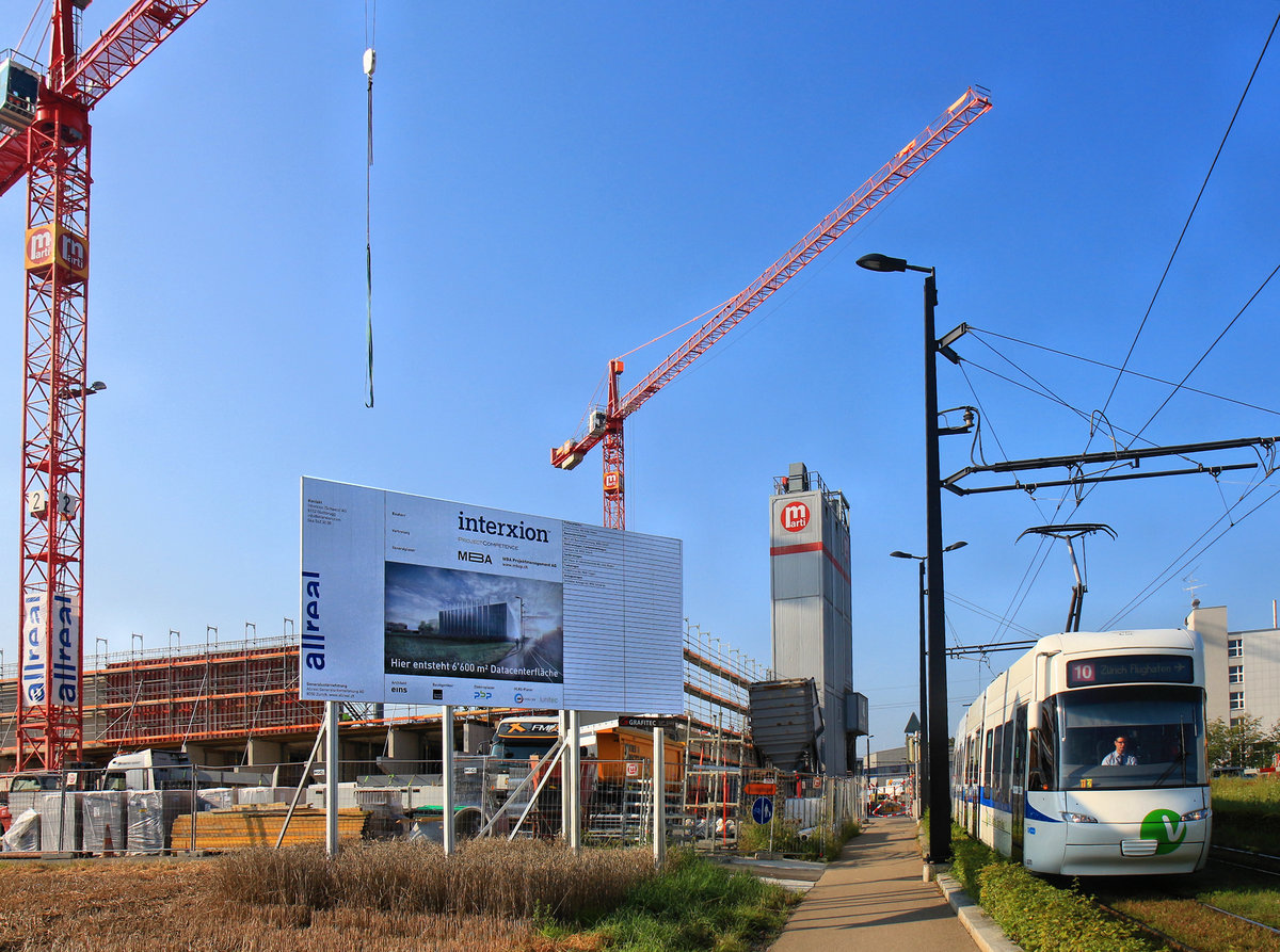 Glattalbahn, Glattbrugg Bäuler. Was hier wohl entstehen wird, 6600 Quadratmeter Datencenterfläche? Cobra-Tram 3070. 11.September 2019 