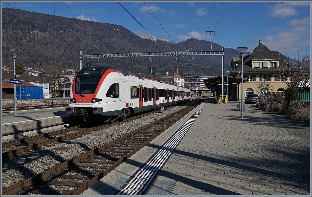 Grenchen Nord, an der MLB Strecke gelegen, welche 1913 eröffnet und vorwiegend mit französischem Kapital gebaut wurde, sollte den (Transit)-Verkehr der wenig günstig trassierte Strecken Moutier - Biel/Bienne via Tavannes übernehmen. Schon ein Jahr nach der Eröffnung brach der Erste Weltkrieg aus und als Folge kam das Elsass wieder zu Frankreich und fortan lief der internationale Verkehr wieder vorwiegend über Basel und den Gotthard. Die MLB diente nun in erster Linie dem Inlandverkehr Basel - Biel/Bienne. Seit der Wiedereröffnung der Strecke Delle - Belfort (9.12.2018) verkehren praktisch im Stundentakt wieder Züge nach Frankreich, auch wenn diese meist dem lokalen Verkehr dienen. Im Bild verlässt der RABe 522 211 als RE 18171 von Meroux TGV nach Biel/Bienne nach der Kreuzung des bereits weiter gefahrenen RABe 522 209 den Bahnhof Grenchen Nord.
22. Februar 2019 