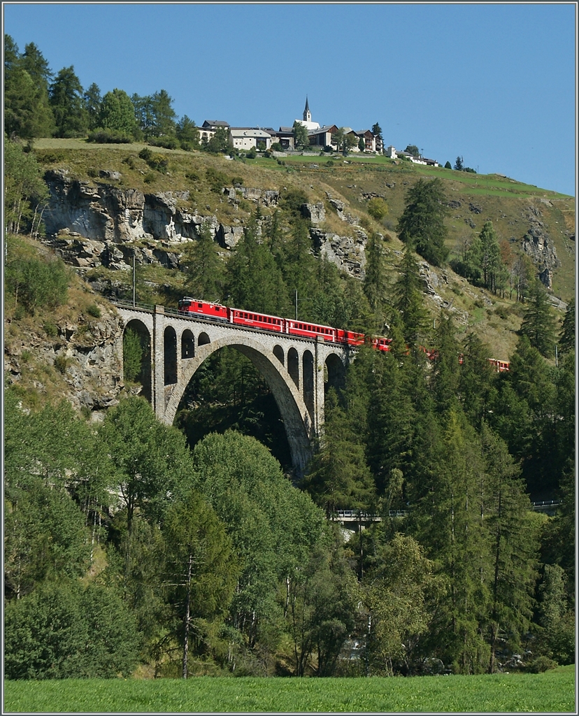 Guarda (Schauen) heisst der Ort hoch oben auf dem Berg - Schauen und Geniessen werden wohl auch die Reisenden des RE von Scuol nach Pontresina mit einer Ge 4/4 II.
11. Sept. 2011