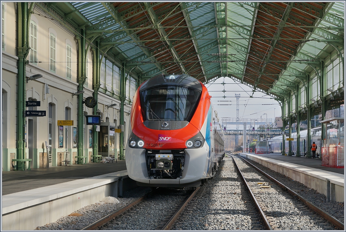 Gut 16 km weiter westlich in der herrlich renovierten Bahnhofshalle von Evian ist die moderne Bahn schon angekommen: praktisch stündlich fahren ab Evian Léman-Express oder TER Züge nach Annemasse und weiter nach Bellegarde/Coppet.
Nun besteht die Idee, die Strecke ab St-Gingolph wieder bis nach Evan in Betrieb zu nehmen, ohne Anbindung an die SNCF als einfache Lösung oder mit einer Weichenverbindung als komplexere Lösung.
Im Bahnhof von Evian-Les-Bains wartet der SNCF X 31506 auf die Abfahrt (12.21) nach Annemasse.

8. Feb. 2020

      