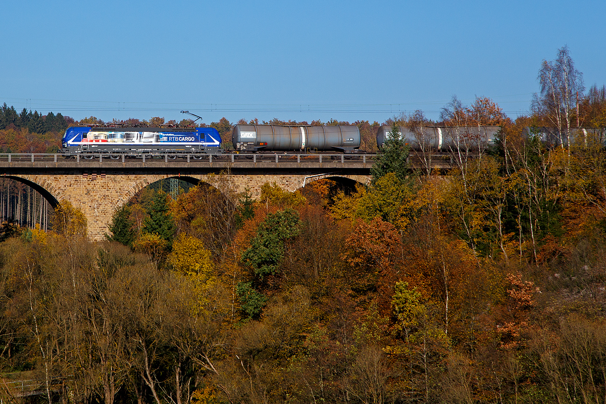 Hier gezoomt....
Die an die RTB Cargo - Rurtalbahn Cargo vermietete Siemens Vectron MS 193 565 (91 80 6193 565-9 D-ELOC) der ELL Germany GmbH (European Locomotive Leasing) fährt am 28.10.2021 mit einem langen Kesselwagenzug über den Rudersdorfer Viaduk in Richtung Siegen.

Die Siemens Vectron MS der Variante A54 - 6.4 MW wurde 2020 von Siemens in München-Allach unter der Fabriknummer 22875 gebaut. Sie hat die Zulassungen für Deutschland, Österreich, Ungarn, Rumänien, Belgien und die Niederlande. Nach meiner Sichtung sind auch Polen, Tschechien und die Slowakei vorgesehen, aber diese (SK/PL/CZ) sind noch durchgestrichen.
