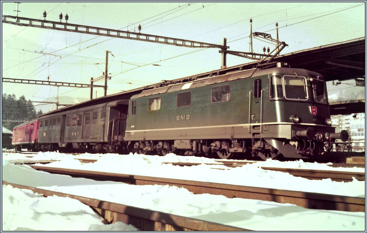Hier noch die farbige Variante eines bereits bekannten Bildes: Die SMB Re 4/4 III 181 wartet mit ihrem Regionalzug nach Solothurn in der Zugsausgangsstation Moutier auf die Abfahrt.

23. Feb. 1985 
