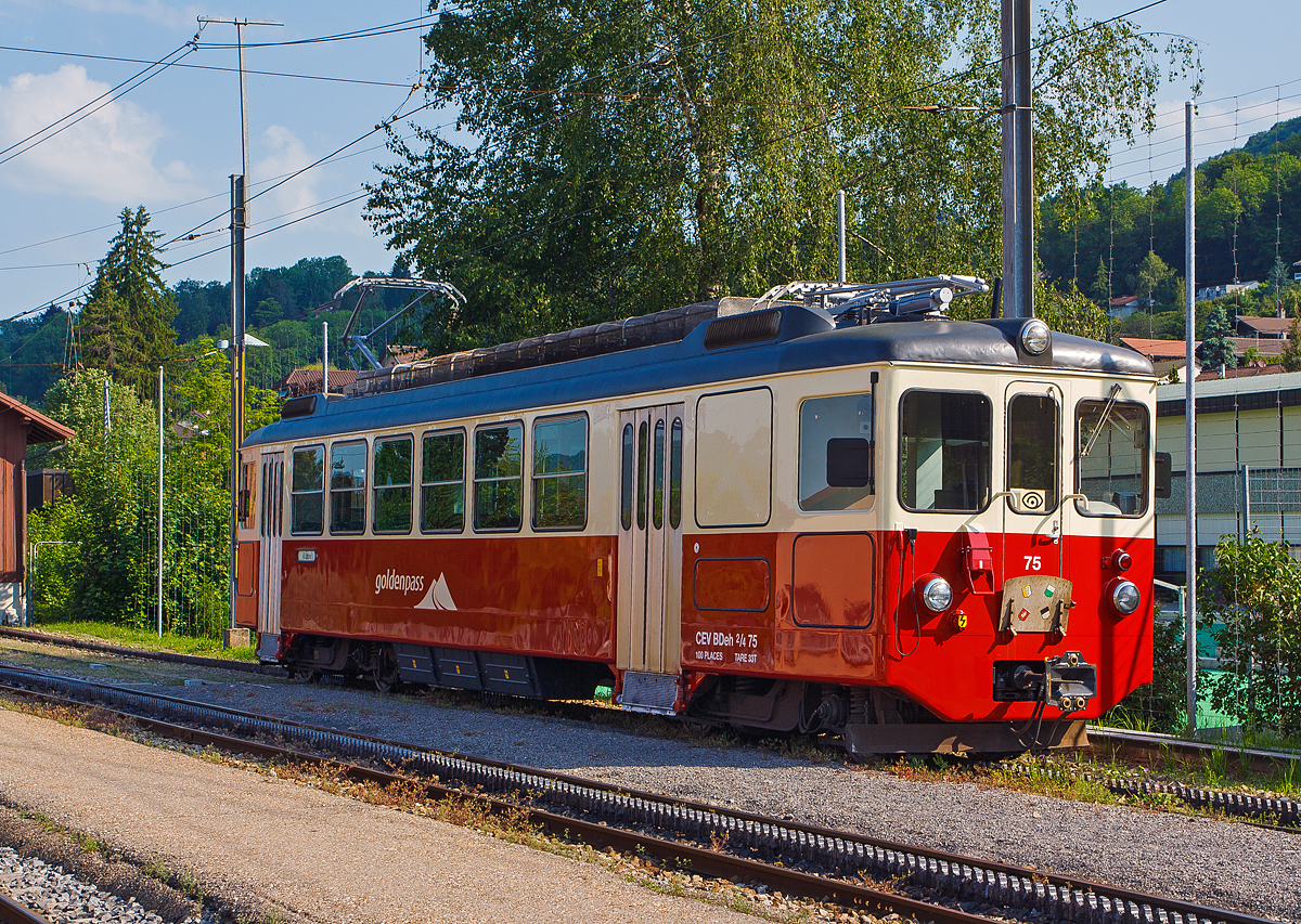 Ihn gibt es leider auch schon nicht mehr .....
Der Gepäcktriebwagen CEV BDeh 2/4 Nr. 75 der MVR (Transports Montreux–Vevey–Riviera), ex CEV (Chemins de fer électriques Veveysans) war am 27.05.2012 in Blonay abgestellt. 

Leider ist recht wenig im Netz über diese Triebwagenserie zu finden, etwas konnte ich aber zusammentragen. Die Triebwagen für den gemischten Einsatz auf Adhäsions- und Zahnradstrecken ausgerüstet. Es wurden 1970 eine Serie von 4 Stück  (Triebwagen 71 bis 74) von SWP (Schindler Waggon Pratteln) gebaut, die elektrische Ausrüstung lieferte SAAS (Société Anonyme des Ateliers de Sécheron) und die Motoren kamen von BBC. Im Jahr 1983 wurde ein fünfter (dieser Nr. 75) auch von SWP, SAAS, BBC gebaut. 

Der Triebwagen 71 wurde 1999 (als Beh2/4 71) zusammen mit dem Steuerwagen Bt 224 zum „Train des Etoiles“ umgebaut. Der Triebwagen 72 wurde 2002 zum Beh2/4 72 „Astro Pléiades“ umgebaut. Die Triebwagen 73 und 74 wurden 2017 abgebrochen (verschrottet) und der Triebwagen 75 folgte leider auch im Mai 2018. Und so sind sie auch leider verschwunden.

Die Triebwagen hatten beidseitig einen geschlossenen Führerstand, an den talseitig die Einstiegsplattform anschloss. An den bergseitigen Führerstand schloss das Gepäckabteil an, dann folgte die Einstiegsplattform. Der bergseitige Führerstand hat eine Stirnwandtüre, die dem Personal einen Wechsel in den Vorstellwagen erlaubte. Die Triebwagen hatten nur ein 2. Klasse Abteil mit 48 Sitzplätzen und 52 Stehplätze.

TECHNISCHE DATEN:
Baujahre: 1970 (71-74) und 1983 (75)
Spurweite: 1.000 mm (Schmalspur)
Achsfolge: (1 Az) (1 Az)
Zahnstangensystem: Strub
Länge über Puffer: 17.600 mm
Gewicht : 32.8 t
Höchstgeschwindigkeit :50 km/h (Adhäsion) / 22 km/h (Zahnrad)
Fahrleitungsspannung: 850 V DC (Gleichstrom)
