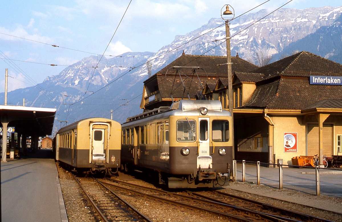 Im Licht der Abendsonne pr�sentiert sich der 1965 in Dienst gestellte ABeh 4/4 308 der BOB Anfang Mai 1981 im Bahnhof Interlaken Ost