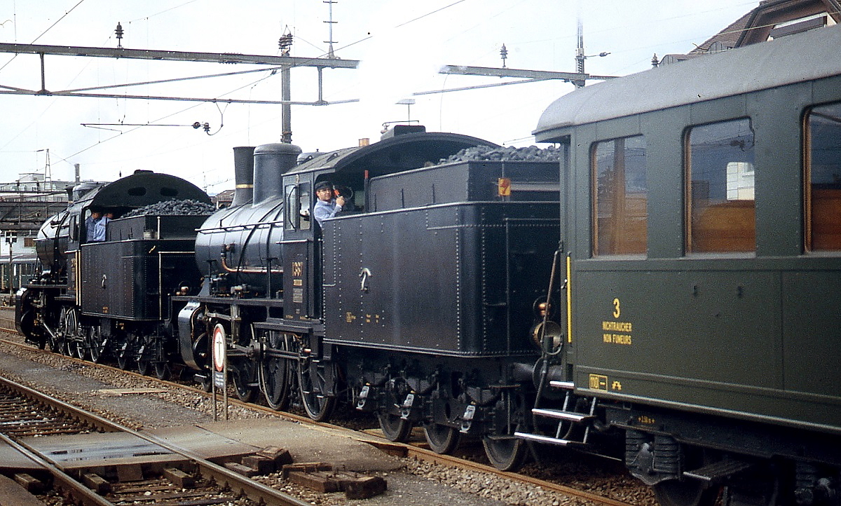 Im Sommer 1997 warten C 5/6 2978 und B 3/4 1367 mit ihrem Sonderzug im Bahnhof Delemont auf die Abfahrt nach Glovelier