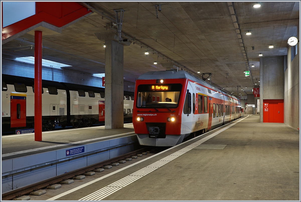 Im vor kurzem neu angelegten Bahnhof Le Châble wartet der RegionAlps RABe 525 041 auf die Abfahrt nach Martigny. Im Hintergrund steht ein  zwischengelagerter  RABe 502. 

9. Februar 2020