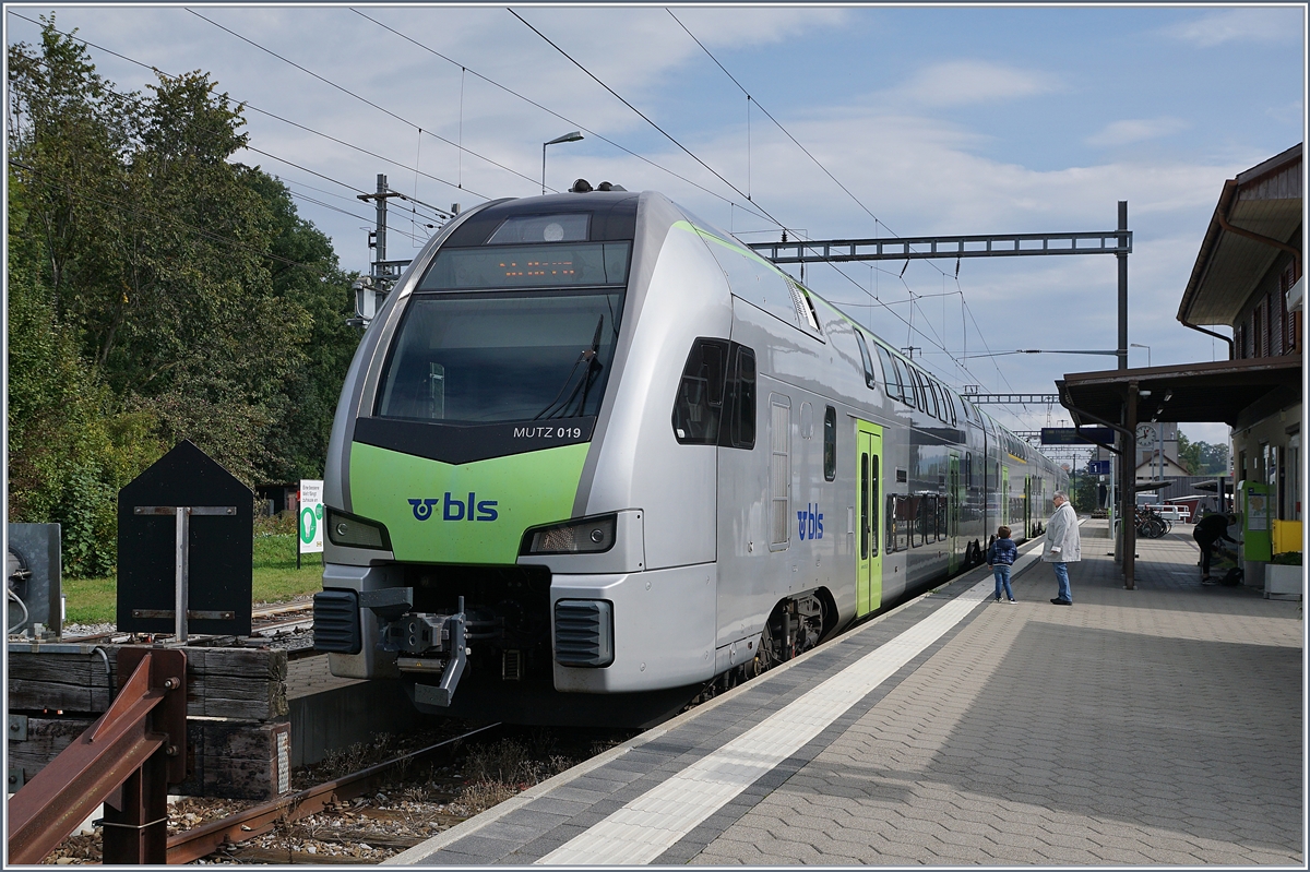 In Schwarzenburg mit seinem schmucken Stationsgebäude wartete der BLS MUTZ RABe 515 019 als S6 nach Bern auf die Abfahrt. 

1. Oktober 2020