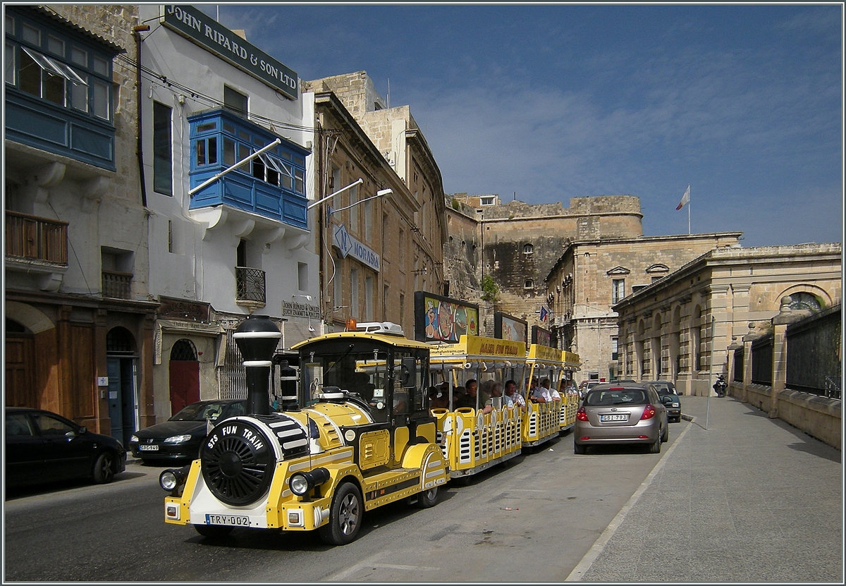 In Valletta gibt es einen roten und einen gelben  Petit Train  die verschieden Strecken gefahren und hier  STS Fun Train  genannt werden.
Valletta, den 28. Sept. 2013 