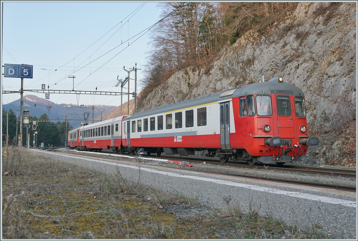 In Vallorbe wird der sogenannte  Schülerzug  bestehend aus ABt 375 (ABt 50 85 80 33 325-7), B 536 (B 50 85 2035 536-5 CH-TVYS) und der TRAVYS RBDe 567 174 (94 85 7567 174-8)  Fleurier  für die Fahrt nach Le Brassus vorbereitet. 
(die verwendet UIC Bezeichnungen entsprechen mit den Abständen und den (Un)-Vollständigkeiten den Anschriften an den Fahrzeugen. 

24. März 2022
