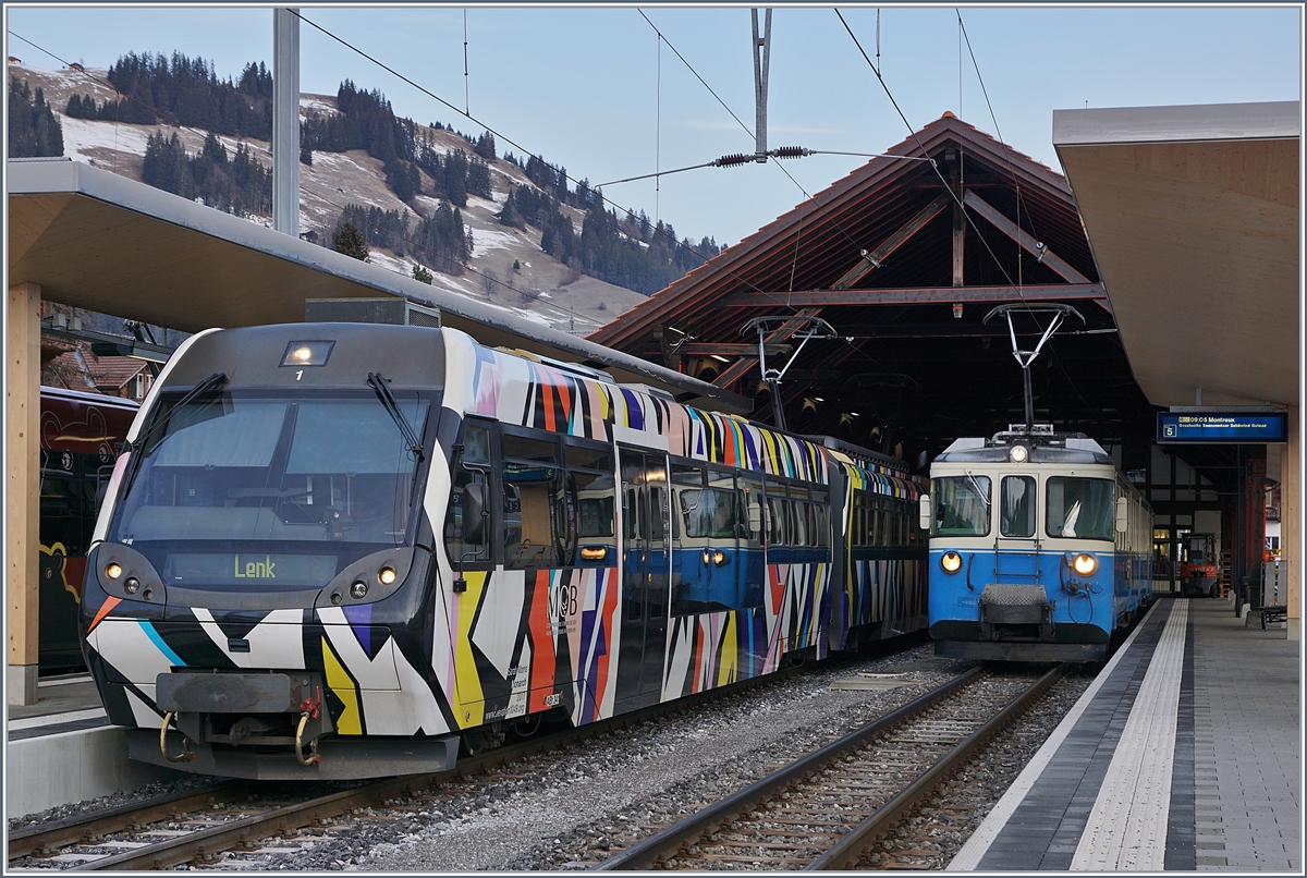 In Zweisimmen begegnet der von Sarah Morris als  Monarch  gestaltete Lenkerpendel bestehend aus dem ABt 341, dem Be 4/4 5001 und dem Bt 241 mit seinen Steuerwagen ABt 341 und Bt 241 nach Lenk dem MOB ABDe 8/8 4001 SUISSE nach Montreux (bzw. Gstaad -> SEV Montbovon).

10. Jan. 2020