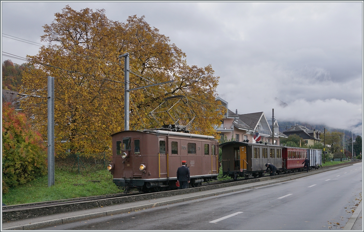 LA DER 2020 du Blonay-Chamby  / Saison Abschluss der Blonay-Chamby Bahn: Die BOB HGe 3/3 29 hat ihren Zug in die Steigung geschoben, von wo aus er in den Bahnhof zurückrollen wird. 

24. Okt. 2020