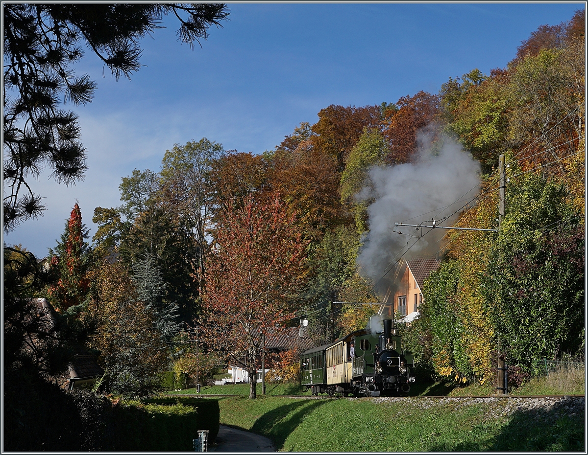  LA DER 2020 du Blonay-Chamby  / Saison Abschluss der Blonay-Chamby Bahn: Mit einem verstärkten Fahrplan und viel Dampf wird vor dem  Winterschlaf  (bzw. Arbeit im Dépôt Chaulin) nochmals viel Betrieb gemacht. Obwohl mitten im Bild, hebt sich die grösstenteils grüne LEB G 3/3 N° 5 (Baujahr 1890) mit dem berninabahngelben RhB As2 N° 2 (Baujahr 1901) und dem tannengrünen RhB Abteilwagen AB2 N° 121 (Baujahr 1903) farblich kaum vom bunten Herbsthintergrund ab. Der Dampfzug ist auf der Fahrt von Blonay nach Chaulin und konnte zwischen Blonay und Chantemerle fotogarfiert werden. 25. Okt. 2020
