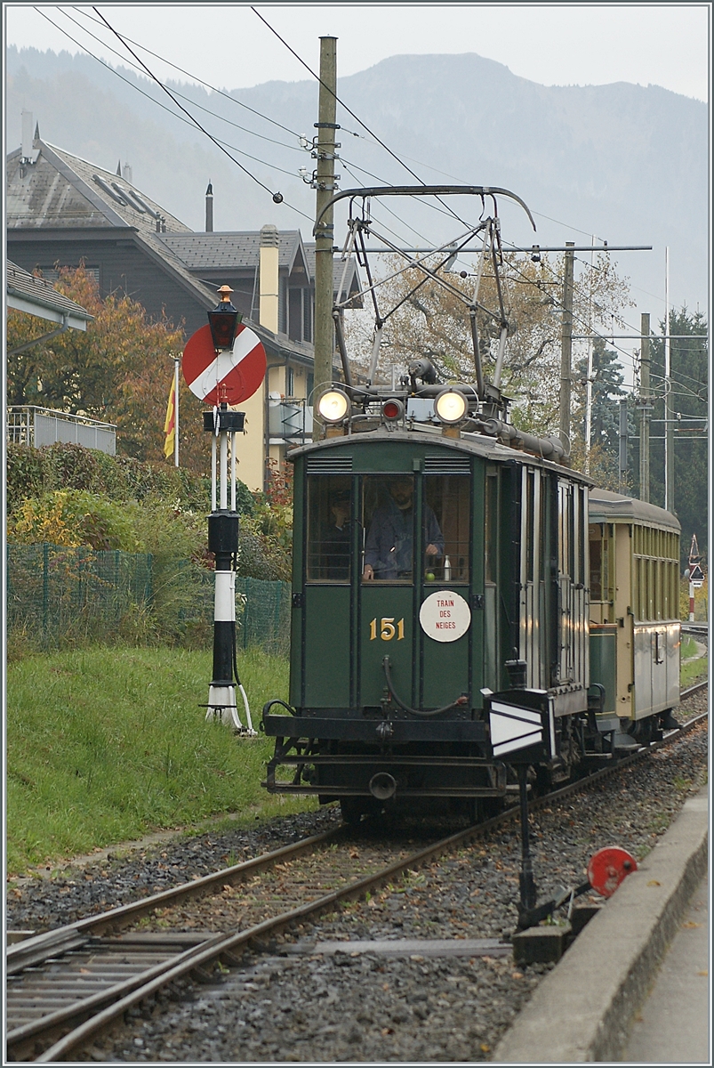 La DER 2021 du Blonay-Chamby - Der CGTE (Compagnie genevoise des tramways électriques) Fe 4/4 151 mit Beiwagen erreicht Blonay. 

30. Oktober 2021