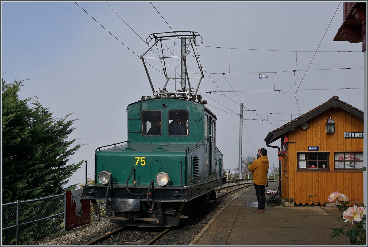 La DER 2021 (Saison Abschluss 2021) Entweder hat man beim ersten Zug von Blonay nach Chaulin die Wagen vergesse n oder nicht mit Reisenden gerechnet; jedenfalls durften wir in der allein fahrenden Lok mitfahren. 
Die +GF+ Ge 4/4 75 wartet in Chamby auf die Weiter-Fahrt nach Chaulin.

31. Okt. 2021
