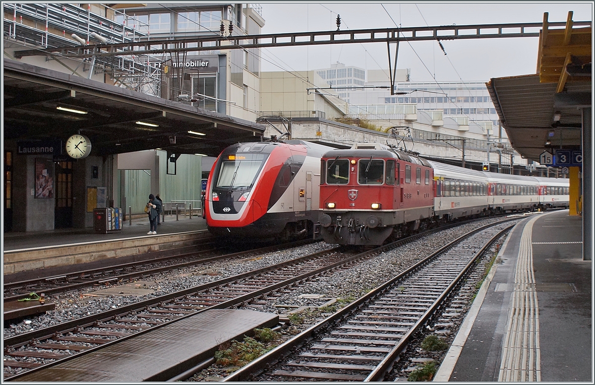 Mit dem Fahrplanwechsel Mitte Dezember endet in der Westschweiz der Planmässige Einsatz der Re 4/4 II vor Reisezüge. Im Bild rangiert die SBB Re 4/4 II 11116 (Re 91 85 420 116-6 CH-SBB) in Lausanne den am Morgen angekommen IR von Neuchâtel für die Rückfahrt am Abend. Erfreulicherweise wurde für diesen Dienst sogar eine der sonst hier kaum mehr anzutreffenden Re 4/4 II der 1. Serie eingeteilt. 

8. Dezember 2021