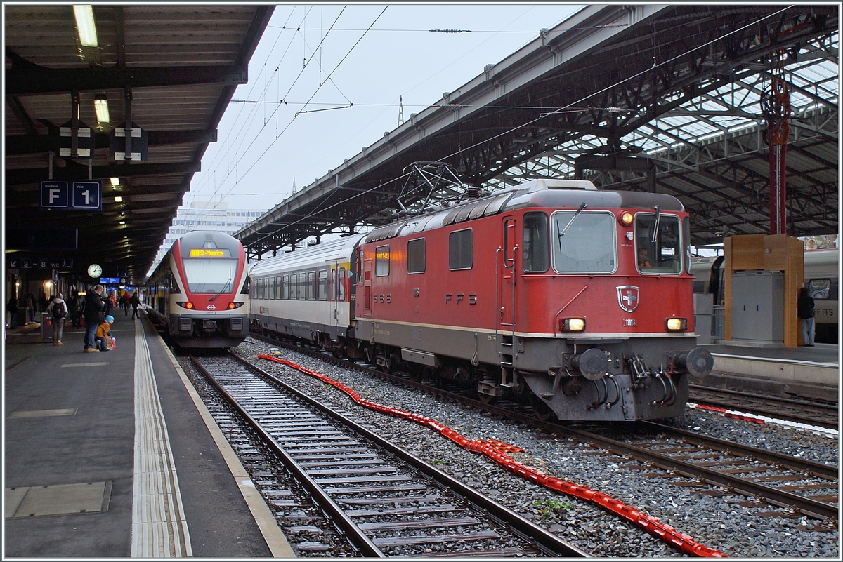 Mit dem Fahrplanwechsel Mitte Dezember endet in der Westschweiz der Planmässige Einsatz der Re 4/4 II vor Reisezüge. Im Bild rangiert die SBB Re 4/4 II 11116 (Re 91 85 420 116-6 CH-SBB) in Lausanne den am Morgen angekommen IR von Neuchâtel für die Rückfahrt am Abend. Erfreulicherweise wurde für diesen Dienst sogar eine der sonst hier kaum mehr anzutreffenden Re 4/4 II der 1. Serie eingeteilt.

8. Dezember 2021
