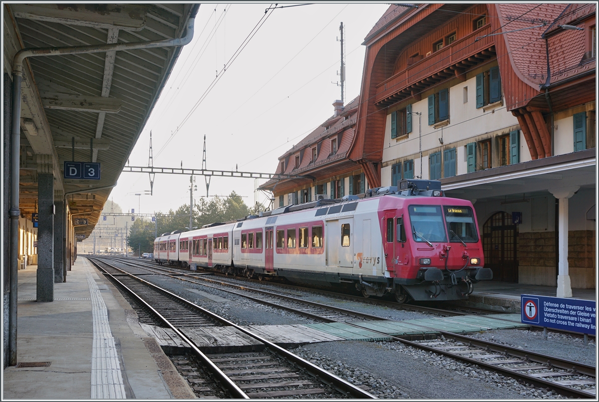 Mit dem neuen Betriebskonzept im Vallée de Joux ab August 2022 werden die Züge in Le Day geflügelt und das Vallée de Joux kommt in den Genuss von stündlichen Direktverbindungen nach Lausanne und Aigle (S2), im Gegenzug verliert Vallorbe die stündlichen Verbindungen ins Vallée de Joux und folglich werden die TRAVYS Domino Züge hier nur nur selten zu sehen sein. Im Bahnhof steht der TRAVYS RBDe 560 384-0   Lac Brenet  (UIC RBDe 560 DO TR 94 85 7 560 348-0 CH-TVYS), der nach einer kurzen Wendezeit nach Le Brassus zurück fahren wird.

24. März 2022