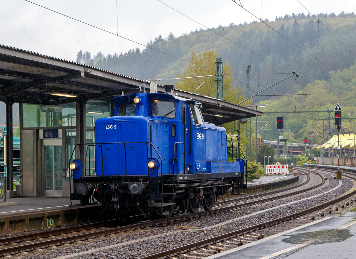 
Mit Höchstgeschwindigkeit (60 km/h bei der V 60) bei leichtem Regen fährt die ESG 9 (98 80 3364 778-1 D-ESGBI) der ESG Eisenbahn Service Gesellschaft mbH (Vaihingen an der Enz), ex DB 364 778-1, ex DB 360 778-5, ex DB 260 778-6, sowie ex DB V 60 778, am 11.05.2019 bei Regen durch den Bahnhof Betzdorf/Sieg in Richtung Köln.

Die V 60 der leichten Bauart wurde 1960 von Henschel & Sohn in Kassel unter der Fabriknummer 30067 und als V 60 778 an die Deutsche Bundesbahn geliefert.
