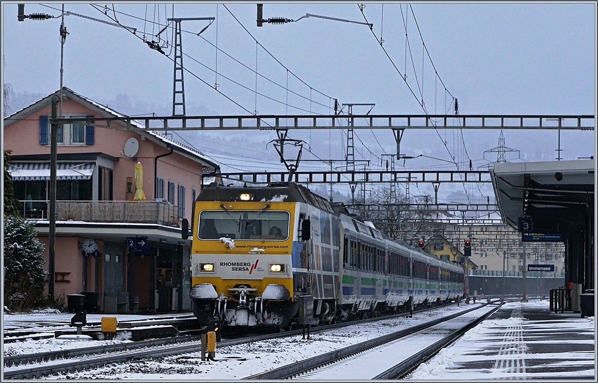 Mit je einer Re 456 an der Spitze und am Schluss fährt ein Vorappenexpress von Luzern nach St.Gallen durch Immensee. In Immensee, wo sich die Strecken nach Rotkreuz und jene nach Luzern trennen, steht der Kilometerstein  NULL  der Gotthardbahn.
05. Januar 2017