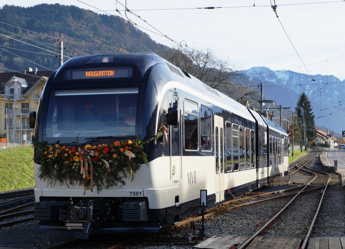 MOB/MVR: Am 11. Dezember 2015 wurde der neue ABeh 2/6 7501 (2015) anl�sslich einer  sehr eindr�cklichen Feier mit Musik, Ansprachen, vielen Luftballons und B�llersch�ssen bei herrlichem Wetter in St-L�gier eingeweiht und auf den Namen St-L�gier getauft. Eine meiner ersten Portraitaufnahmen des ABeh 2/6 7501 kurz nach der Ankunft in Blonay, wo er durch die Bahnbild-Fotografen Stefan und Walter mit den Fotokameras freudig empfangen wurde.
Foto: Walter Ruetsch