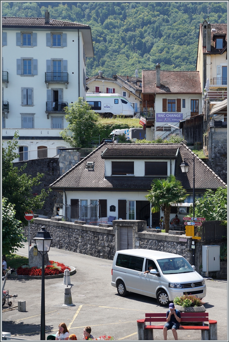 Nach dem Bild vom Zug mit dem Schiff, nun ein Bild vom Schiff auf den Zug: ziemlich versteckt ist ein BLS RABe 528  MIKA  in St-Gingolph zu sehen. 

2. August 2024