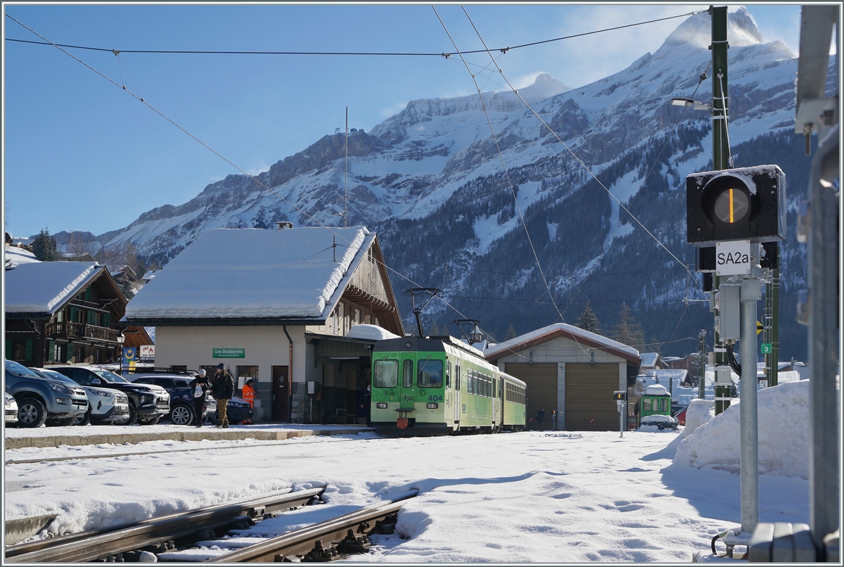 Nach einem kurzen Aufenthalt wird der ASD BDe 4/4 404 und sein Bt 431 Les Diablerets verlassen und nach Aigle zurückfahren. 
Beachtens wert der augenscheinlich stürmische Wind auf den Gipfeln im Hintergrund.

8. Februar 2021
