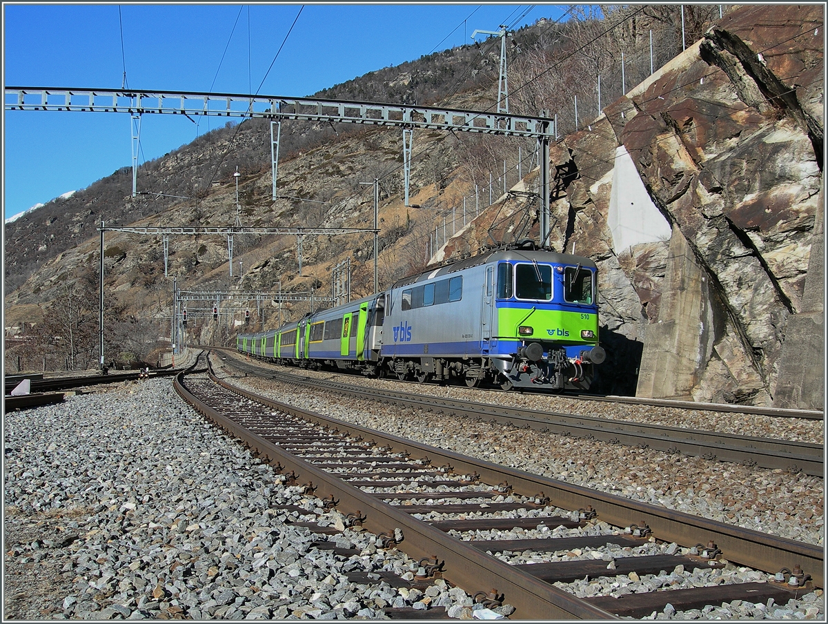 Nach der Eröffnung des LBT und vor der (verspäteten) Ablieferung der  Lötschberger  besorgten kurzzeitig Re 4/4 II mit EW III den RE Verkehr von Brig nach Spiez. Hier trifft ein solcher RE von Spiez kommend in Lalden ein.
9. Feb. 2008