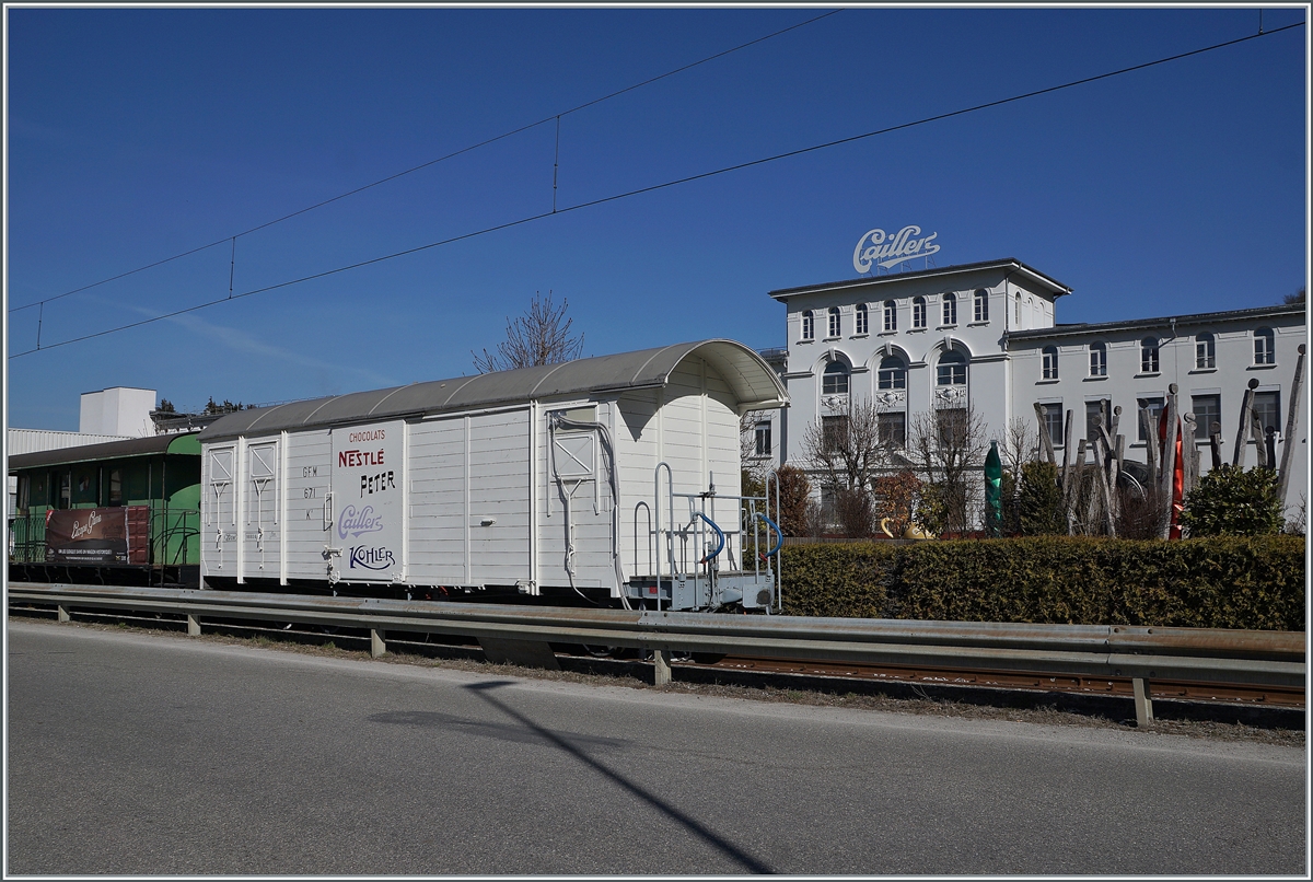 Nachdem des Nestlé Museum in Vevey nach knapp einem Jahr bereits wieder geschlossen wurde, hatte der dort sehr gekonnt präsentierte GFM 671 K3 Güterwagen seine Stellplatz verloren. 
Glücklicherweise hat er nun in Broc Farbrique eine neuen Platz gefunden. 

2. März 2021

Hier noch der Link für den GMF 671 K3 in Vevey: 

https://igschieneschweiz.startbilder.de/bild/schweiz~gueterwagen~schmalspur/722141/nach-nur-einem-jahr-wurde-das.html 