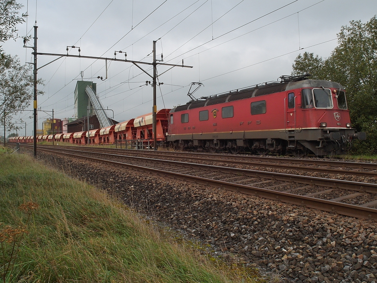 Nachdem Re 6/6 'AARBURG-OFTRINGEN' die befüllten Wagen vom Typ Faccns an die Entladestelle des Kieswerks von Bürglen geschoben hatte, begann die wagenweise Entladung. Nachdem ein Wagen entleert war, fuhr die Re 6/6 eine Wagenlänge vor, damit der nächste Wagen entleert werden konnte (03.10.2014). 