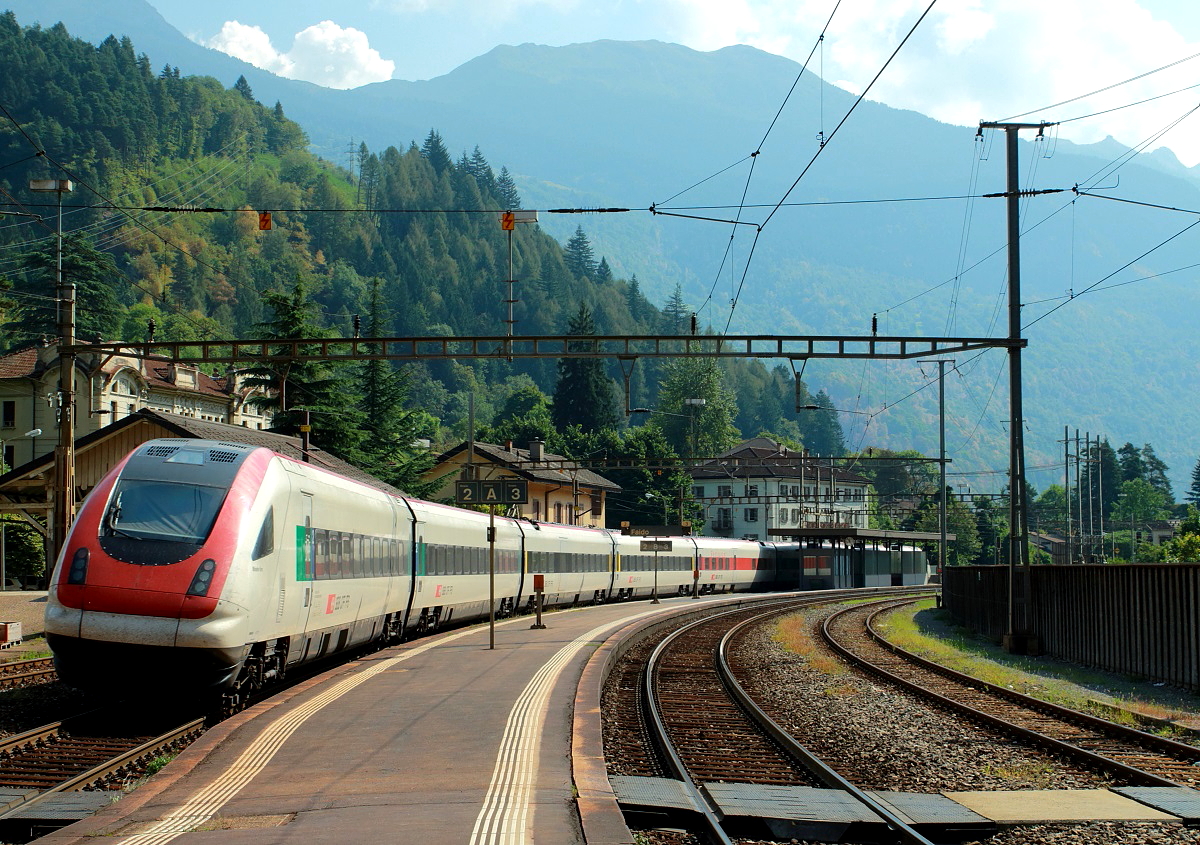 Nachschuß auf einen RABDe 500, der am 13.09.2016 als ICN 667 (Basel SBB - Lugano) den Bahnhof Faido an der Gotthard-Südrampe durchfährt