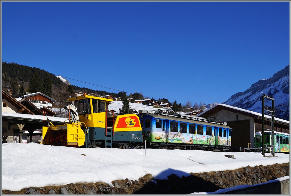 Noch immer wird die Strecke Le Sépey - Les Diablerets nur im Inselbetrieb geführt. Und da auch im Inselbetrieb Schnee geräumt werden muss, vermute ich, dass in der Not nun der ASD BDe 4/4 N° 2 (Baujahr 1913) mit der Xrot.m. 933 zu diesem Zweck zum Einsatz gelangt.

18. Januar 2022 