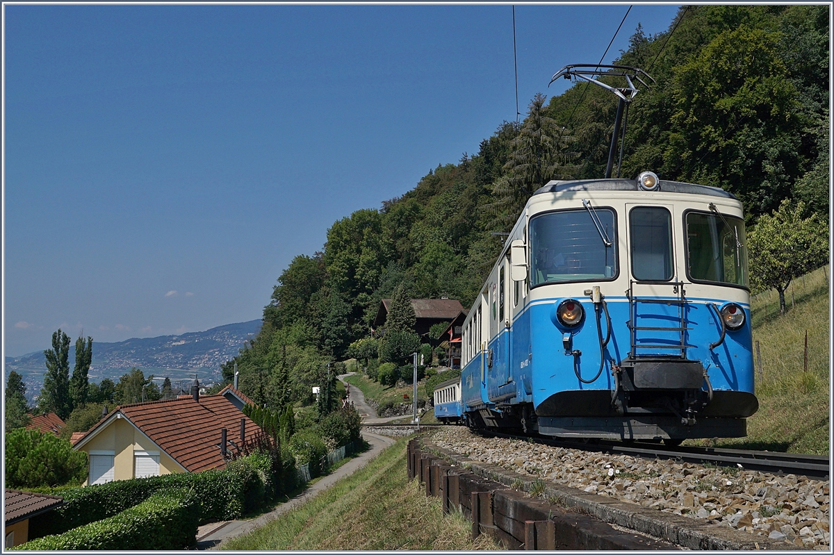 Nostalgie am Genfersee - eigentlich die Aufgabe der Blonay-Chamby Bahn, doch das Monopol hat sie nicht: Der MOB ABDe 8/8 4002 VAUD mit seinem stilechten Regionalzug 2224 kurz nach Chernex auf der Fahrt nach Zweisimmen. 21. August 2018